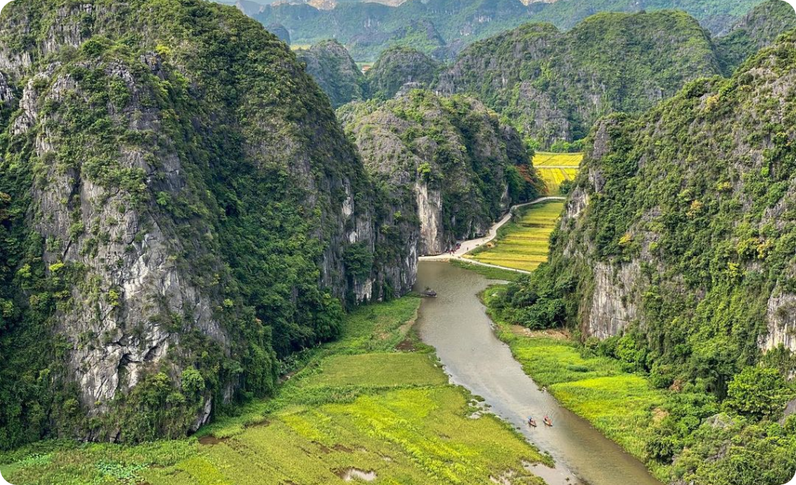 Le nom Tam Coc, signifiant « trois grottes » en vietnamien, fait référence aux trois grottes naturelles accessibles lors d'une excursion en bateau (la grotte Ca, la grotte Hai et la grotte Ba)